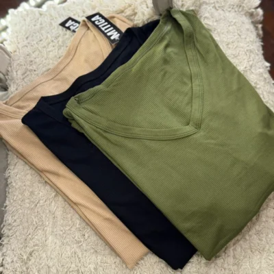 SACO GERAS // CAMISETA ANTONELA // CHUPIN MADIE — Mitica Showroom, Bahía Blanca