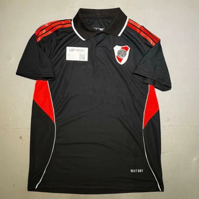 Chomba River negra con vivos rojos