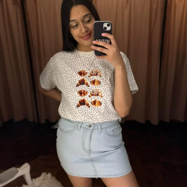 REMERA MEDIALUNA ESTAMPA FACTURAS BLANCA LUNARES NEGROS