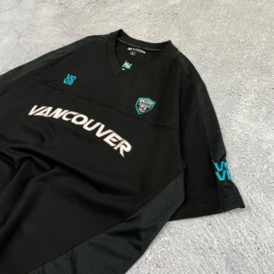 REMERA VANCOUVER BORDADA - SV806