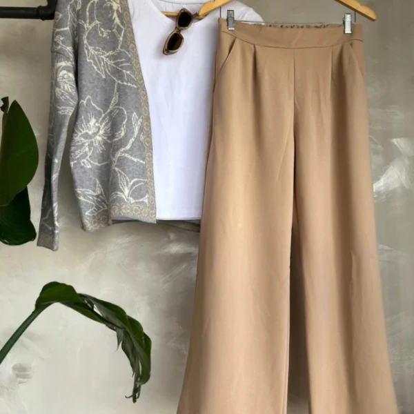 PANTALON ALLISON // REMERA ISSA // CARDIGAN CORDELIA