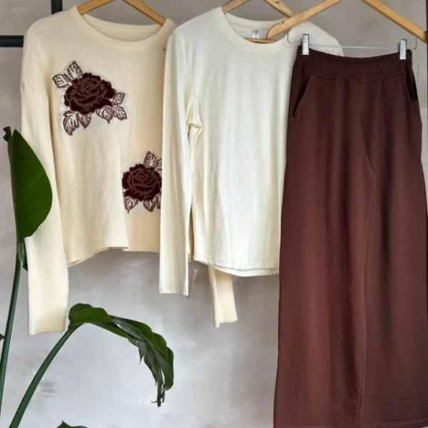 PANTALON FAUSTINA // CAMISETA MILENA // SWEATER IVORY