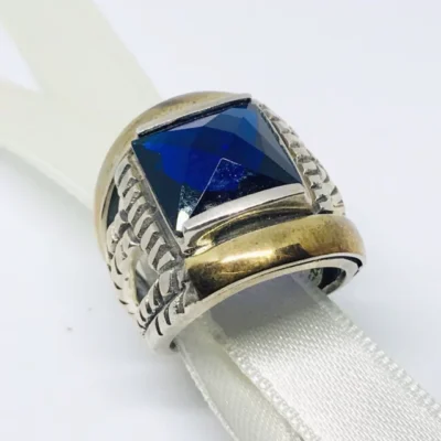ANILLO LABRADO ANTIGUO CON IMPORTANTE GRANATE — Joyería Debernardi, Bahía Blanca