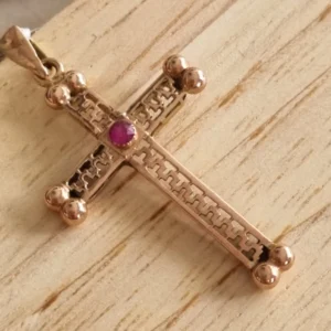 ANTIGUA CRUZ CALADA GALERIA CON RUBI ORO ROJO DECADA 30 COD 7864 — Joyería Debernardi, Bahía Blanca