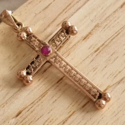 ANTIGUA CRUZ CALADA GALERIA CON RUBI ORO ROJO DECADA 30 COD 7864 — Joyería Debernardi, Bahía Blanca