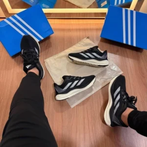 Boost 2 negra y blanca importada — AURA SHOES, Bahía Blanca