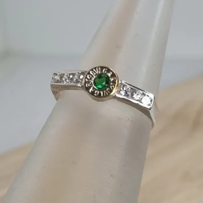 ANILLO BVG DE PLATA Y ORO CON CUBICS COLOR VERDE ESMERALDA COD: K7417 — Joyería Debernardi, Bahía Blanca