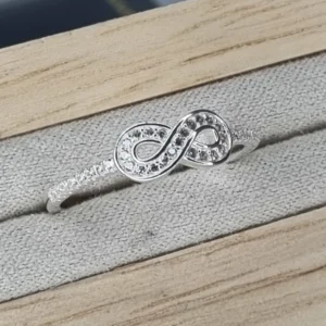 ANILLO INFINITO EN PLATA CON CUBICS ITALIA K7472 — Joyería Debernardi, Bahía Blanca