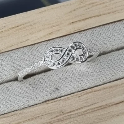 ANILLO INFINITO EN PLATA CON CUBICS ITALIA K7472 — Joyería Debernardi, Bahía Blanca