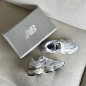 9060 blanca y plateada — AURA SHOES, Bahía Blanca