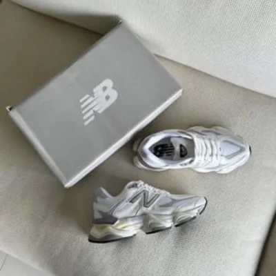 9060 blanca y plateada — AURA SHOES, Bahía Blanca