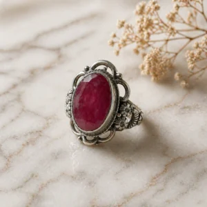 ANILLO LABRADO ANTIGUO CON IMPORTANTE GRANATE — Joyería Debernardi, Bahía Blanca