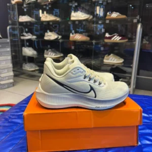 NIKE DEPORTIVA BEIGE — Calzados Bahía, Bahía Blanca