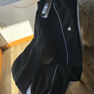 Baggy frizado essential con vivos — AURA SHOES, Bahía Blanca