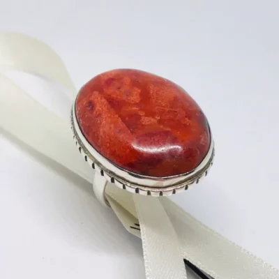 ANILLO LABRADO ANTIGUO CON IMPORTANTE GRANATE — Joyería Debernardi, Bahía Blanca