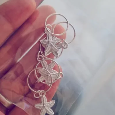 Cuff para trenzas con dijes — Anacletta Accesorios, Bahía Blanca