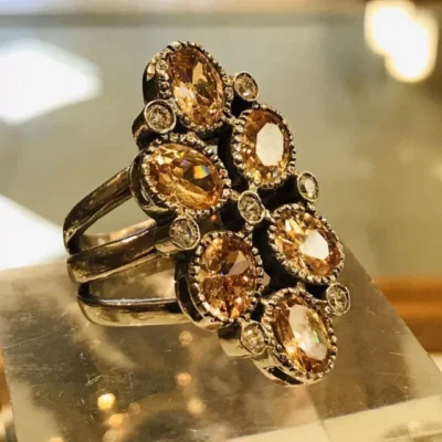 IMPORTANTE PAR DE AROS CLIP FANTASIA Y ZAFIROS RECONSTITUIDOS — Joyería Debernardi, Bahía Blanca