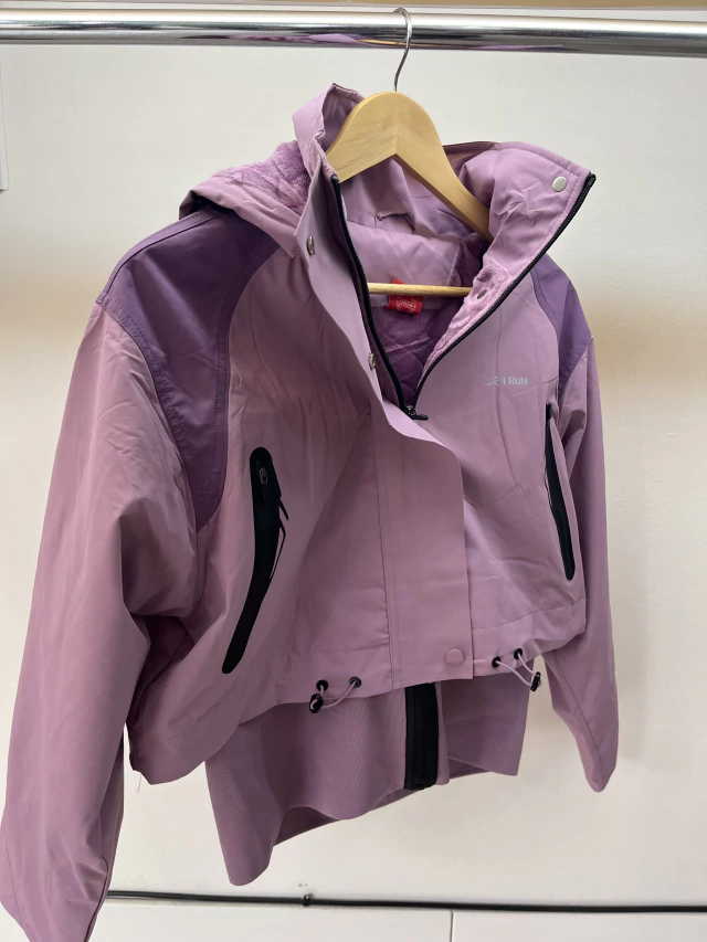 img_0285-1c1d03bd911f5d17f217729173327844-640-0.webp CAMPERA IMPERMEABLE I’RUN — FAK Indumentaria, Bahía Blanca