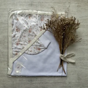 MANTA ALGODON RECIBIDORA + GORRITO FLOREADO BEIGE — Oli Baby, Bahía Blanca