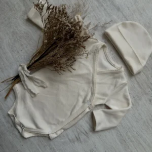 SET ALGODON PIMA BODY CRUZADO + GORRITO NATURAL — Oli Baby, Bahía Blanca