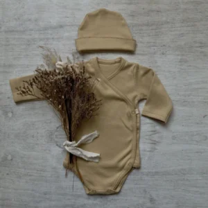SET ALGODON PIMA BODY CRUZADO + GORRITO BEIGE — Oli Baby, Bahía Blanca