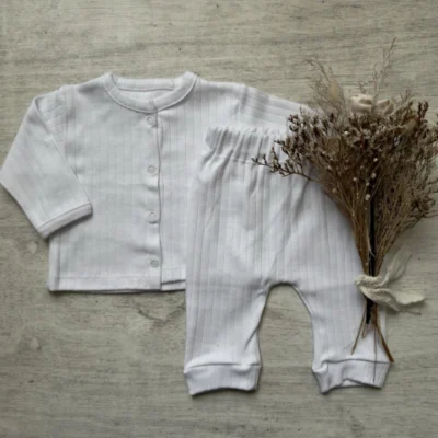 CONJUNTO CAMPERA + BABUCHA ACANALADO BLANCO — Oli Baby, Bahía Blanca