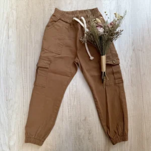 BABUCHA CARGO DE GABARDINA CON BOLSILLOS MOSTAZA — Oli Baby, Bahía Blanca
