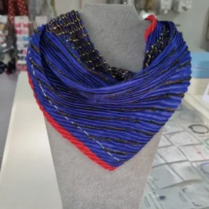 Pañuelo plisado azul con detalles rojos — Anacletta Accesorios, Bahía Blanca