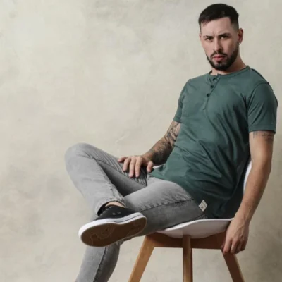 Remera con botones cómoda y moderna - Versátil y suave — NO-END Bahia, Bahía Blanca