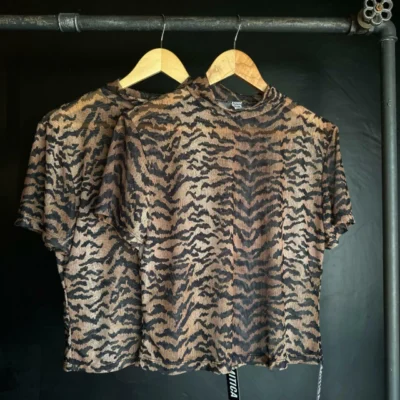 REMERA TACHAS MOÑITOS GRIS — Mitica Showroom, Bahía Blanca
