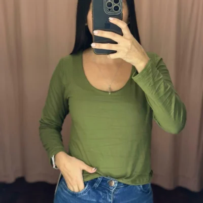 CAMISETA MIA ML MORLEY ESCOTE V TALLE S — Mitica Showroom, Bahía Blanca