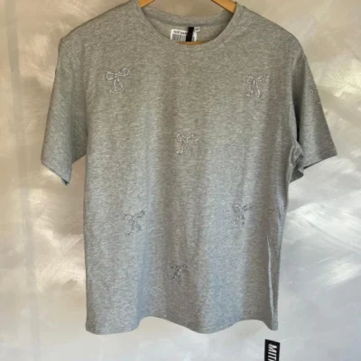REMERA TACHAS MOÑITOS GRIS — Mitica Showroom, Bahía Blanca
