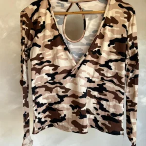 CAMISETA MODAL VISCOSA MALVINA CHOCOLATE — Mitica Showroom, Bahía Blanca
