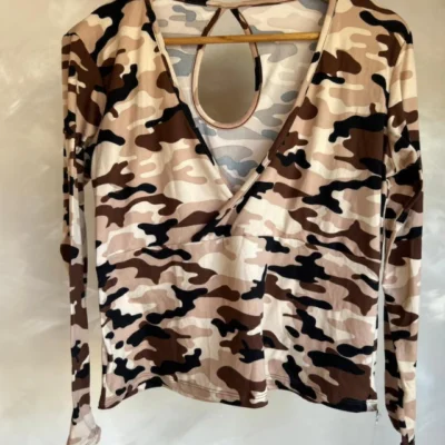 CAMISETA MODAL VISCOSA MALVINA CHOCOLATE — Mitica Showroom, Bahía Blanca