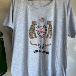 REMERA WILD LIVIN — Mitica Showroom, Bahía Blanca