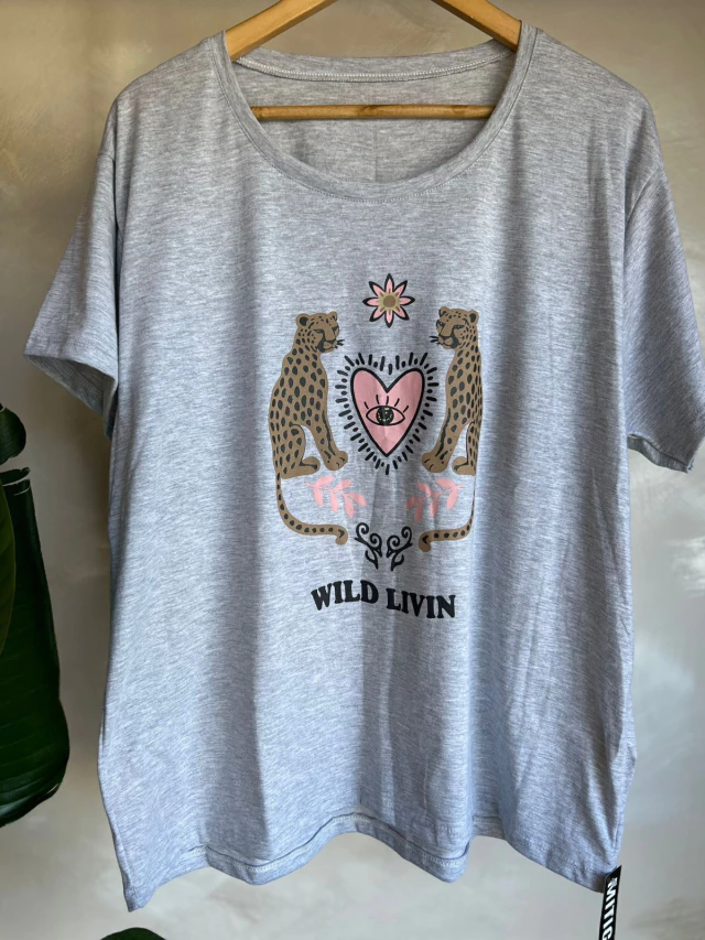 whatsapp-image-2026-05-13-at-2-44-05-pm-0e407ae20b8ea5f7cc17787007500188-640-0.webp REMERA WILD LIVIN — Mitica Showroom, Bahía Blanca