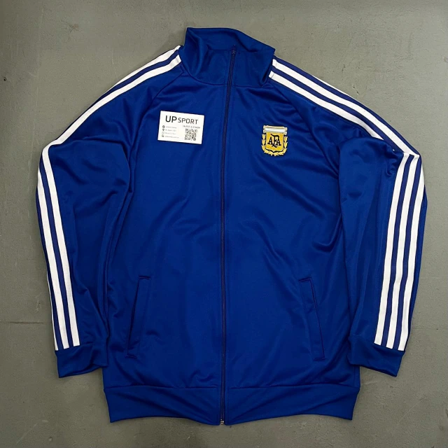 whatsapp-image-2026-05-27-at-17-25-43-41aaa14a4bd5f8e52517799135688037-640-0.webp Campera AFA Originals azul Mundial 2026 — Upsport Bahía, Bahía Blanca