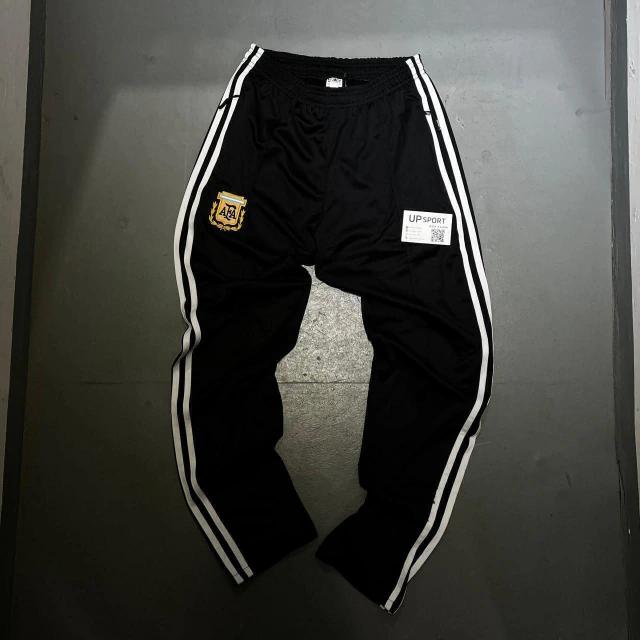 whatsapp-image-2026-06-05-at-11-11-36-befde62c481e5b030917806688384218-640-0.webp Pantalón AFA originals negro mundial 2026 — Upsport Bahía, Bahía Blanca